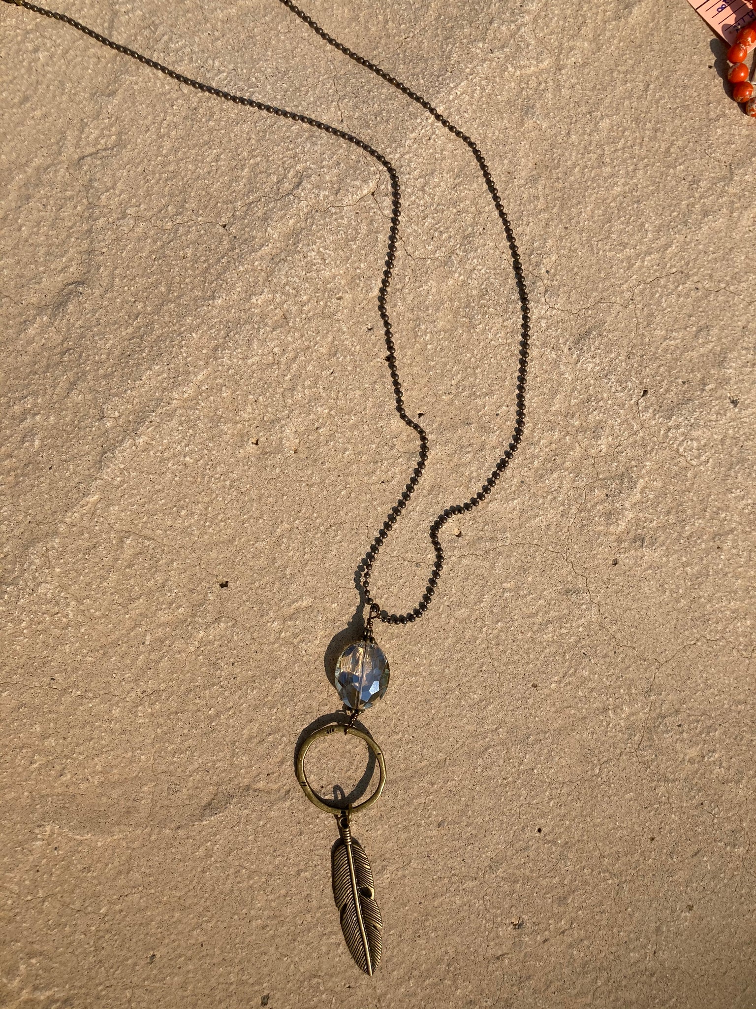 Kransburg Chain Necklace w.Crystal & Metal Feather Pendant
